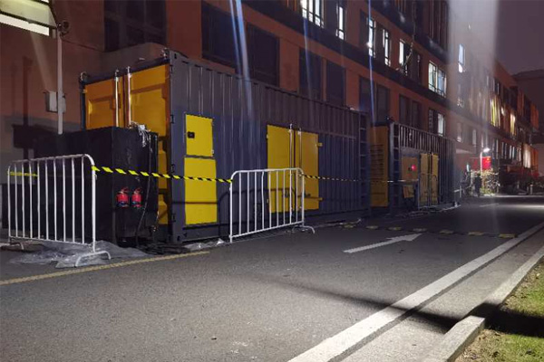 湛江柴油发电机组的输出电压是如何调节的？